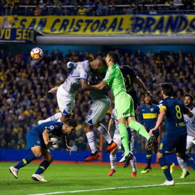 Zagueiro Dedé, do Cruzeiro, foi expulso em lance polêmico pelas quartas de final da Libertadores da América de 2018. Jogador cruzeirense acertou uma cabeçada no goleiro argentino e árbitro Eber Aquino, após consultar o vídeo, decidiu expulsá-lo.