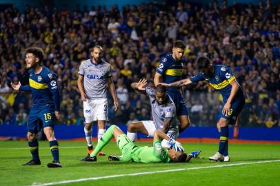 Zagueiro Dedé, do Cruzeiro, foi expulso em lance polêmico pelas quartas de final da Libertadores da América de 2018. Jogador cruzeirense acertou uma cabeçada no goleiro argentino e árbitro Eber Aquino, após consultar o vídeo, decidiu expulsá-lo.