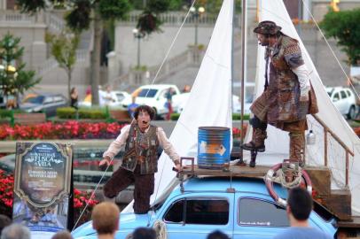  CAXIAS DO SUL, RS, BRASIL, 15/03/2016. As Aventuras do Fusca a Vela, um espetáculo do Grupo Ueba Produtos Notáveis com direção de Jonas Piccoli, abriu o Festear - 1º Festival de Teatro de Rua de Caxias do Sul. O Festear tem atividades de 15 a 20 de março. (Diogo Sallaberry/Agência RBS)