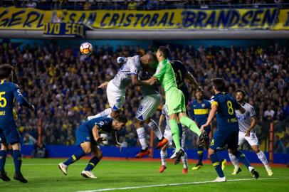 Zagueiro Dedé, do Cruzeiro, foi expulso em lance polêmico pelas quartas de final da Libertadores da América de 2018. Jogador cruzeirense acertou uma cabeçada no goleiro argentino e árbitro Eber Aquino, após consultar o vídeo, decidiu expulsá-lo.