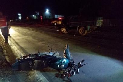  NONOAI, RS, BRASIL, 20/09/2018. Um motociclista morreu em acidente na noite desta quinta-feira (20) na RS-480, em Nonoai, no norte do Estado. A moto, uma Honda Titan, bateu de frente em um carreta agrícola. A colisão ocorreu por volta das 19hrs na altura do quilômetro 23 da rodovia.