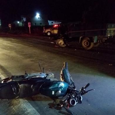  NONOAI, RS, BRASIL, 20/09/2018. Um motociclista morreu em acidente na noite desta quinta-feira (20) na RS-480, em Nonoai, no norte do Estado. A moto, uma Honda Titan, bateu de frente em um carreta agrícola. A colisão ocorreu por volta das 19hrs na altura do quilômetro 23 da rodovia.