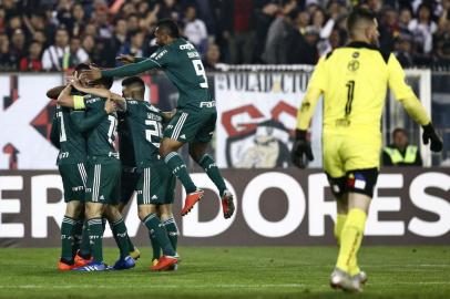 Brazil's Palmeiras players celebrate after scoring against Chilean Colo-Colo during a Copa Libertadores 2018 quarterfinal football match at the Monumental stadium in Santiago, Chile, on September 20, 2018. / AFP PHOTO / CLAUDIO REYES