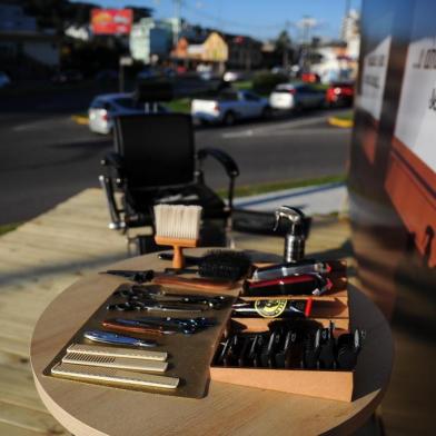  CAXIAS DO SUL, RS, BRASIL, 21/09/2018Barbearia solidária no Outdoor da perimetral. (Lucas Amorelli/Agência RBS