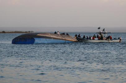 Investigators on boat work on the capsized ferry MV Nyerere which killed 131 people in Lake Victoria, Tanzania, on September 21, 2018. Tanzanian President John Magufuli on September 21 ordered the arrest of the management of a ferry that capsized in Lake Victoria, as the death toll climbed to 131 and rescue workers pressed on with the search to find scores more people feared drowned. / AFP PHOTO / Stringer