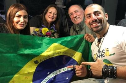 Ex-BBB Kaysar reencontra família após sete anos 