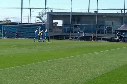 Alisso deixa treino do Grêmio mais cedo