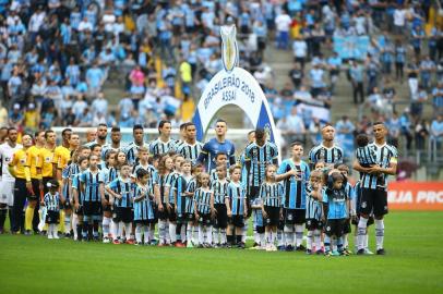 Time do Grêmio em linha para enfrentar o Ceará pela 26ª rodada do Brasileirão na Arena