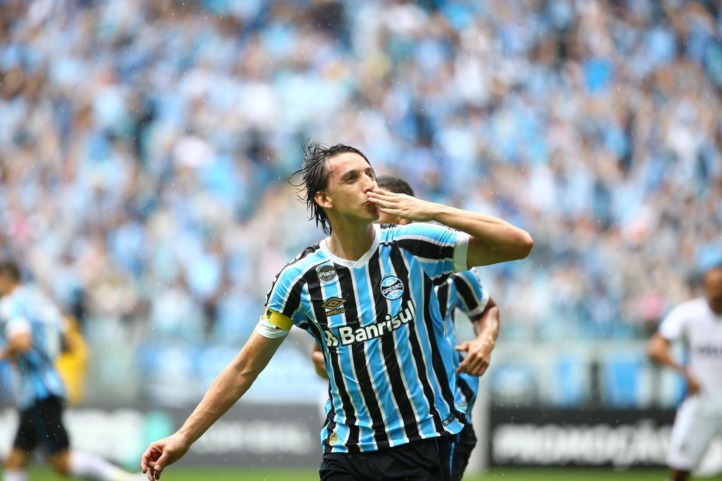 Loivo e Pedro Geromel deixam suas marcas na Calçada da Fama do Grêmio