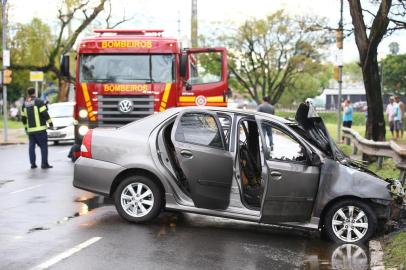  PORTO ALEGRE - BRASIL - Carro incendiado na Av ipiranga. (foto: Lauro Alves)