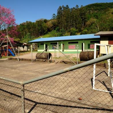  CAXIAS DO SUL, RS, BRASIL, 21/09/2018. Comunidade de Vila Cristinasofre com a falta de vagas para educação infantil. Para criar vagas para crianças de zero a três anos, a comunidade propôs tirar os alunos de uma escola municipal e transferi-los para outra escola da comunidade. Com isso, esse prédio seria transformado na escolinha. Contudo, não houve acordo e dinheiro que seria usado no projeto não foi liberado. Na foto, a fachada da Escola Municipal de Ensino Fundamental Assis Brasil (EMEF Assis Brasil) (Diogo Sallaberry/Agência RBS)