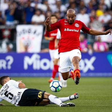 Corinthians x InternacionalSÃO PAULO, SP - 23.09.2018: CORINTHIANS X INTERNACIONAL - Gabriel do Corinthians dis puta bola com Patrick do Internacional  durante partida entre Corinthians x Internacional válida pela 26a rodada do Campeonato Brasileiro 2018, realizada na Arena Corinthians, localizado na zona leste da capital. (Foto: Marcelo Machado de Melo/Fotoarena/Lancepress!)Editoria: SPOIndexador: Marcelo Machado de Melo/FotoarenaFonte: Agência Lancepress!