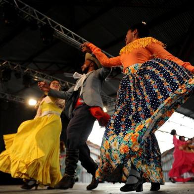 CAXIAS DO SUL, RS, BRASIL, 23/09/2018Último dia da programação dos Festejos Farroupilhas em Caxias do Sul levou centenas de pessoas aos pavilhões da Festa da Uva neste domingo.Nos pavilhões ocorreram as finais do Fegaserra (de dança) (Lucas Amorelli/Agência RBS)