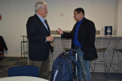 Vice-governador José Paulo cairoli recebe o general Hamilton Mourão no aeroporto Salgado Filho 