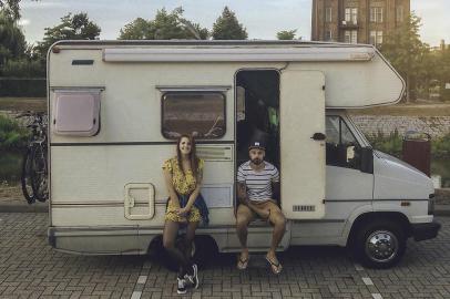 Evelize Leoncio e Lucas Miguel estão viajando pela Europa em um motorhome