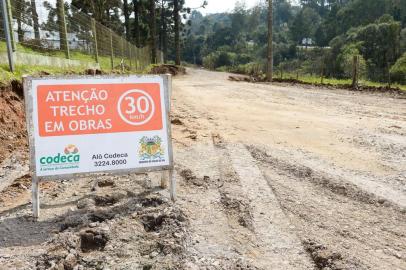 Estrada dos Romeiros, em Caxias, tem bloqueio total para obras de pavimentação