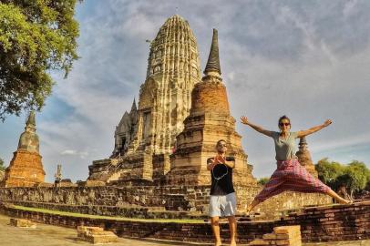 Ayutthaya hoje é uma cidade histórica, reconhecida pela Unesco como Patrimônio Mundial da Humanidade. A cidade foi fundada em 1350 e, por 400 anos, foi a capital do Reino da Tailândia. Nesse período, teve mais de 30 reis e sobreviveu a uma série de invasões dos vizinhos birmaneses, vindos do atual Myanmar. Entretanto, não resistiu à última delas, que aconteceu por volta de 1767, razão pela qual foi abandonada. Fica a 45 minutos de trem de Bangcoc, e para quem gosta de história e cultura, é destino obrigatório. A cidade tem uma atmosfera tranquila e muito agradável. O oposto da caótica Bangcoc. Tem muitas ruínas e templos para visitar, e à noite rola um night market maravilhoso! Durante a noite, as ruínas iluminadas ficam lindíssimas. Melhor jeito para se deslocar e ver tudo é de bicicleta. Caso você esteja mais preguiçoso, tem a opção de tuk tuk também.Gabriel de Paula Cunha e Marina Todeschini de Quadros