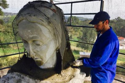 A antiga imagem de Nossa Senhora de Caravaggio, que foi alvo de polêmica pelas feições consideradas pouco harmoniosas, está em processo de remodelação desde 2017  no Recanto do Rosário, nos fundos do santuário, em Farroupilha. Conforme o artista Gilmar Pocai, a melhoria já alcançou 70% do previsto.