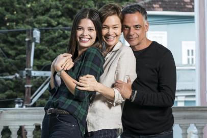 Cris (Vitória Strada), Ana (Julia Lemmertz) e Flávio (Ângelo Antônio)