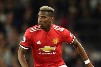  (FILES) In this file photo taken on May 04, 2018 Manchester Uniteds French midfielder Paul Pogba controls the ball during the English Premier League football match between Brighton and Hove Albion and Manchester United at the American Express Community Stadium in Brighton, southern England on May 4, 2018.Former Manchester United defender Rio Ferdinand has warned the club not to sell France World Cup star Paul Pogba and instead to focus on strengthening the squad. Speculation about the midfielders future is rife, with reports of interest from Barcelona, but Ferdinand has told executive vice-chairman Ed Woodward he must keep hold of the 25-year-old. / AFP PHOTO / Glyn KIRK / RESTRICTED TO EDITORIAL USE. No use with unauthorized audio, video, data, fixture lists, club/league logos or live services. Online in-match use limited to 75 images, no video emulation. No use in betting, games or single club/league/player publications.  / Editoria: SPOLocal: BrightonIndexador: GLYN KIRKSecao: soccerFonte: AFPFotógrafo: STR