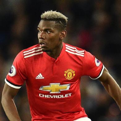  (FILES) In this file photo taken on May 04, 2018 Manchester Uniteds French midfielder Paul Pogba controls the ball during the English Premier League football match between Brighton and Hove Albion and Manchester United at the American Express Community Stadium in Brighton, southern England on May 4, 2018.Former Manchester United defender Rio Ferdinand has warned the club not to sell France World Cup star Paul Pogba and instead to focus on strengthening the squad. Speculation about the midfielders future is rife, with reports of interest from Barcelona, but Ferdinand has told executive vice-chairman Ed Woodward he must keep hold of the 25-year-old. / AFP PHOTO / Glyn KIRK / RESTRICTED TO EDITORIAL USE. No use with unauthorized audio, video, data, fixture lists, club/league logos or live services. Online in-match use limited to 75 images, no video emulation. No use in betting, games or single club/league/player publications.  / Editoria: SPOLocal: BrightonIndexador: GLYN KIRKSecao: soccerFonte: AFPFotógrafo: STR