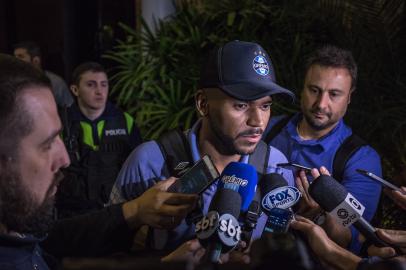 Leonardo Gomes, lateral-direito do Grêmio, dá entrevista na Argentina