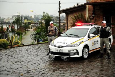  CAXIAS DO SUL, RS, BRASIL, 24/09/2018. Soldado Kuhls (Jeferson Rodrigues Kuhls), de colete claro, e Soldado Araujo (Eduardo Bianquin Araujo), de colete preto, fazem parte do policiamento comunitário no bairro Colina Sorriso. (Diogo Sallaberry/Agência RBS)