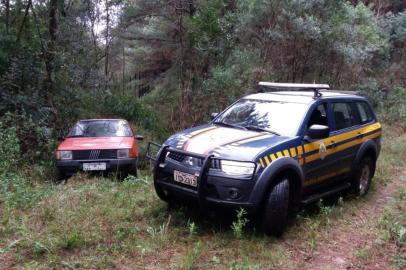 Quatorze dias depois do início das buscas, mistérios ainda cercam o sumiço do morador de Campestre da Serra Edegar Alves Teixeira, 27 anos. A Polícia Civil de Vacaria trabalha atualmente com a hipótese de que ele deixou a cidade voluntariamente, ou seja, não foi vítima de algum crime. Teixeira é considerado desaparecido desde o dia 13, quando saiu de casa por volta de 9h30min. O carro dele foi localizado no dia 18, escondido no meio da vegetação, às margens da BR-116, em Vacaria. Câmeras de segurança do percurso não revelaram nenhuma atitude suspeita. 