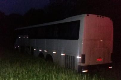 Ônibus que levava passageiros para o Paraguai foi assaltado em Panambi. Vítimas ficaram presas no porta-malas