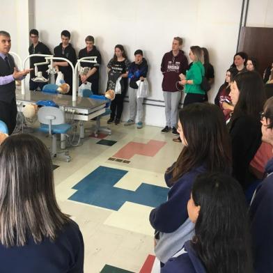 FSG promove Feira de Profissões. Na foto, coordenador de curso de Odontologia da FSG, Rogério Elsemann, apresenta estrutura disponível na instituição.