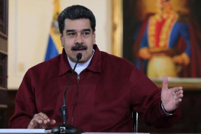  Handout picture released by the Venezuelan presidency showing Venezuelan President Nicolas Maduro speaking during the broadcasting of a television programme, at the Miraflores presidential palace in Caracas on September 24, 2018.Colombias new president, Ivan Duque, called Monday at the annual United Nations General Assembly for the diplomatic isolation of neighboring Venezuela, urging pressure to restore democracy in what he labeled a dictatorship. / AFP PHOTO / Venezuelan Presidency / Francisco BATISTA / RESTRICTED TO EDITORIAL USE - MANDATORY CREDIT AFP PHOTO /  PRESIDENCIA VENEZUELA - Francisco Batista - NO MARKETING - NO ADVERTISING CAMPAIGNS - DISTRIBUTED AS A SERVICE TO CLIENTSEditoria: POLLocal: CaracasIndexador: FRANCISCO BATISTASecao: governmentFonte: Venezuelan PresidencyFotógrafo: STR