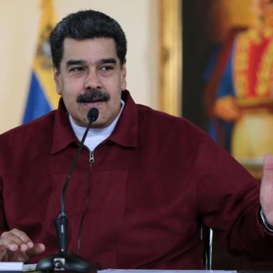  Handout picture released by the Venezuelan presidency showing Venezuelan President Nicolas Maduro speaking during the broadcasting of a television programme, at the Miraflores presidential palace in Caracas on September 24, 2018.Colombias new president, Ivan Duque, called Monday at the annual United Nations General Assembly for the diplomatic isolation of neighboring Venezuela, urging pressure to restore democracy in what he labeled a dictatorship. / AFP PHOTO / Venezuelan Presidency / Francisco BATISTA / RESTRICTED TO EDITORIAL USE - MANDATORY CREDIT AFP PHOTO /  PRESIDENCIA VENEZUELA - Francisco Batista - NO MARKETING - NO ADVERTISING CAMPAIGNS - DISTRIBUTED AS A SERVICE TO CLIENTSEditoria: POLLocal: CaracasIndexador: FRANCISCO BATISTASecao: governmentFonte: Venezuelan PresidencyFotógrafo: STR