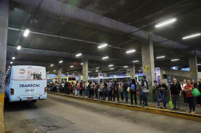  PORTO ALEGRE, RS, BRASIL, 19/09/2018: Segundo relatos, empresa Transcal demitiu cobradores e em alguns ônibus motoristas estão cobrando as passagens.