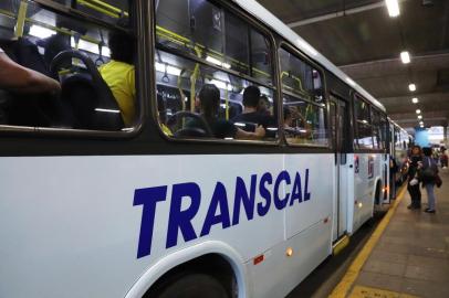  PORTO ALEGRE, RS, BRASIL, 19/09/2018: Segundo relatos, empresa Transcal demitiu cobradores e em alguns ônibus motoristas estão cobrando as passagens.