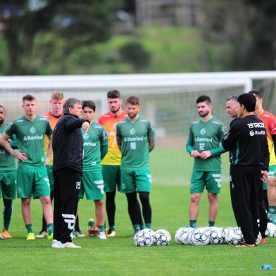  CAXIAS DO SUL, RS, BRASIL, 26/09/2018. Treino do Juventude no CT. O Ju está disputando a série B do Campeonato Brasileiro. Na foto, técnico Luiz Carlos Winck (D). (Porthus Junior/Agência RBS)