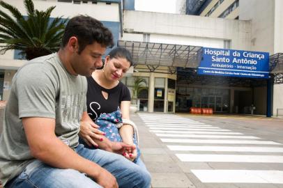  PORTO ALEGRE, RS, BRASIL, 26-09-2018. Bianca, declarada morta ao nascer em 2017, mesmo viva, passou por procedimento de alta complexidade no Hospital da Criança Santo Antônio. Na foto os pais Marcos Renato dos Santos Cézar e Tieli Martins Silbershlach.  (FOTO ANDRÉA GRAIZ/AGÊNCIA RBS)Indexador: Anderson Fetter