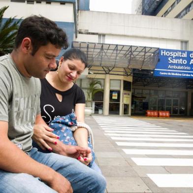  PORTO ALEGRE, RS, BRASIL, 26-09-2018. Bianca, declarada morta ao nascer em 2017, mesmo viva, passou por procedimento de alta complexidade no Hospital da Criança Santo Antônio. Na foto os pais Marcos Renato dos Santos Cézar e Tieli Martins Silbershlach.  (FOTO ANDRÉA GRAIZ/AGÊNCIA RBS)Indexador: Anderson Fetter