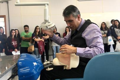 FSG promove Feira de Profissões. Na foto, coordenador de curso de Odontologia da FSG, Rogério Elsemann, apresenta estrutura disponível na instituição.