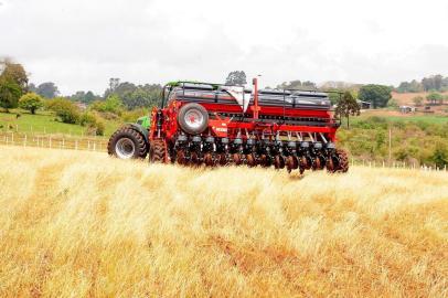  A abertura oficial do plantio da soja no Estado, que ocorreu durante a 51ª Expojuc, em Júlio de Castilhos, foi marcada pelo otimismo. Embalado pela boa colheita da safra anterior, que totalizou 12,7 milhões de toneladas, injetando na economia gaúcha cerca de R$ 38 bilhões, segundo estudo da Federação da Agricultura do Rio Grande do Sul (Farsul), a semeadura deste ano é especial. A solenidade, que reuniu autoridades e lideranças do agronegócio, foi rápida e simbolizou o início da produção do principal produto agrícola gaúcho.