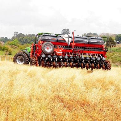  A abertura oficial do plantio da soja no Estado, que ocorreu durante a 51ª Expojuc, em Júlio de Castilhos, foi marcada pelo otimismo. Embalado pela boa colheita da safra anterior, que totalizou 12,7 milhões de toneladas, injetando na economia gaúcha cerca de R$ 38 bilhões, segundo estudo da Federação da Agricultura do Rio Grande do Sul (Farsul), a semeadura deste ano é especial. A solenidade, que reuniu autoridades e lideranças do agronegócio, foi rápida e simbolizou o início da produção do principal produto agrícola gaúcho.