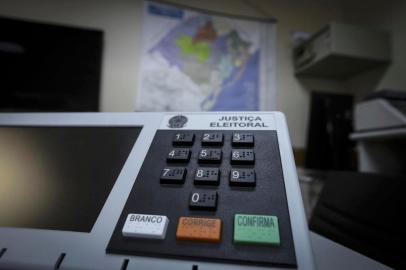  PORTO ALEGRE, RS, BRASIL, 27-09-2018. Urnas que serão usadas este ano nas eleições, apresentadas pelo coordenador das eleições do RS Cássio Vicente Zasso. (ISADORA NEUMANN/AGÊNCIA RBS)Indexador: ISADORA NEUMANN