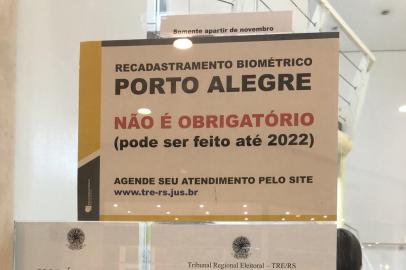 cartz na central do eleitor, em poa, avisa que biometria na capital vai até 2022