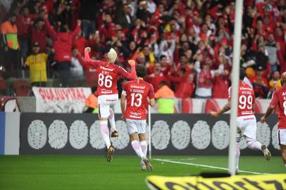 Jogadores do Inter comemoram com a torcida