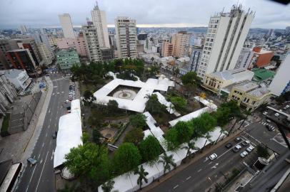  CAXIAS DO SUL, RS, BRASIL, 27/09/2018. Preparativos para  34ª Feira do Livro de Caxias do Sul que acontece de 28/09 a 14/10 na praça Dante Alighieri. Vistas gerais e aéreas. (Porthus Junior/Agência RBS)