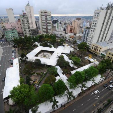  CAXIAS DO SUL, RS, BRASIL, 27/09/2018. Preparativos para  34ª Feira do Livro de Caxias do Sul que acontece de 28/09 a 14/10 na praça Dante Alighieri. Vistas gerais e aéreas. (Porthus Junior/Agência RBS)