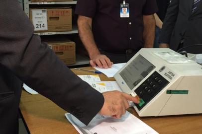 A pouco mais de uma semana das eleições, urnas eletrônicas passam por auditoria em Caxias do Sul