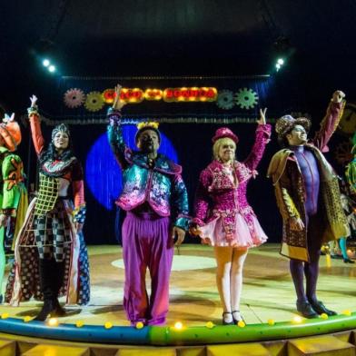  Você gosta de circo? Se a resposta for sim, então anote na agenda. No primeiro dia de junho, estreia em Joinville o espetáculo O Sonho Vai Começar, que traz para o público ilusionismo, música, teatro, dança e circo. E essa apresentação vai acontecer num circo instalado na Avenida Beira-Rio e que vai ficar por ali até 1º de julho.  Dirigido por Rosana Jardim, o espetáculo conta com muitas performances, números circenses e, claro, muita palhaçada.¿ Além de se divertir com a história criada para o espetáculo, o público poderá prestigiar evoluções espetaculares de força e delicadeza, com destaque para o inédito globo da morte ¿ explica Rosana Jardim, diretora da atração.O circo tem como embaixador Marcos Frota.¿ Esse é um espetáculo criado para toda a família, com muito carinho. Um espetáculo lúdico que oferece aos adultos a oportunidade de voltarem a ser crianças, sendo ainda um programa ideal para a criançada se divertir.Ainda sobre o circoO espetáculo é para todas as idades e será apresentado de terça a sexta às 20h, e aos sábados, domingos e feriados às 16h, 18h e 20h. Os ingressos custam a partir de R$ 20 e serão vendidos na bilheteria do circo e pelo site www.circodossonhos.com.