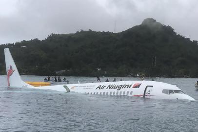  This photo taken by James Benito on September 28, 2018, shows locals approaching the crashed Air Niugini aircraft on the remote Island of Weno, in Micronesia.An Air Niugini plane ditched into a lagoon after overshooting the runway on the remote island of Weno but there were no serious injuries, local media reports said. / AFP PHOTO / JAMES BENITO / JAMES BENITO / RESTRICTED TO EDITORIAL USE - MANDATORY CREDIT AFP PHOTO / JAMES BENITO - NO MARKETING NO ADVERTISING CAMPAIGNS - DISTRIBUTED AS A SERVICE TO CLIENTS == NO ARCHIVEEditoria: DISLocal: WenoIndexador: JAMES BENITOSecao: transport accidentFonte: JAMES BENITOFotógrafo: STR