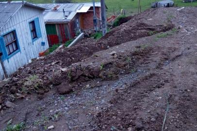 Problema em rua em Bom Jesus - em vez de rebaixarem rua, deixaram montes de terra em frente às casas