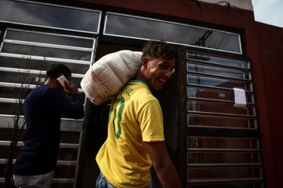  ESTEIO, RS, BRASIL, 27-09-2018. José Eliezer Betancourt Rodrigues, 16 anos, com a camiseta do Brasil, começou a estudar e atambém ajuda no abrigo onde mora. A vida dos venezuelanos que chegaram em Esteio no começo de setembro. Como estão, a busca por emprego, a rede de apoio e a saudade dos parentes que ficaram na Venezuela. (CARLOS MACEDO/ AGÊNCIA RBS)Indexador: Carlos Macedo